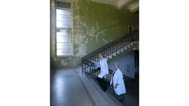 واجه المعهد صعوبات في مستهل تسعينيات القرن العشرين بعد إعلان جورجيا استقلالها عن الاتحاد السوفيتي