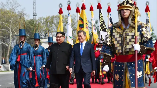 Два лидера в окружении воинов в национальных костюмах