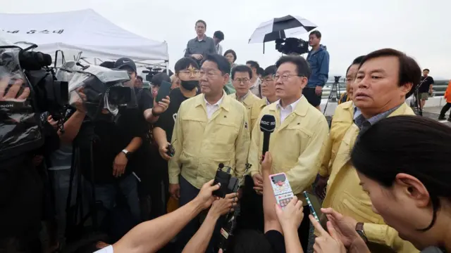 이재명 더불어민주당 대표가 16일 미호천 제방 유실로 침수된 충북 청주시 오송읍 궁평2지하차도를 방문해 현장을 살펴보고 있다