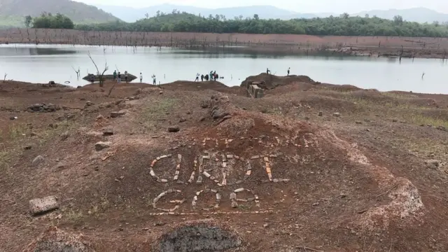 నదిలో మునిగిన గ్రామం