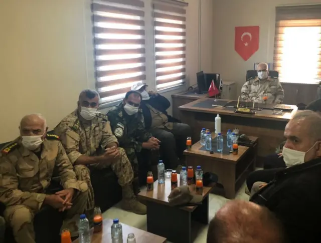 معارضون سوريون مع ضباط أتراك