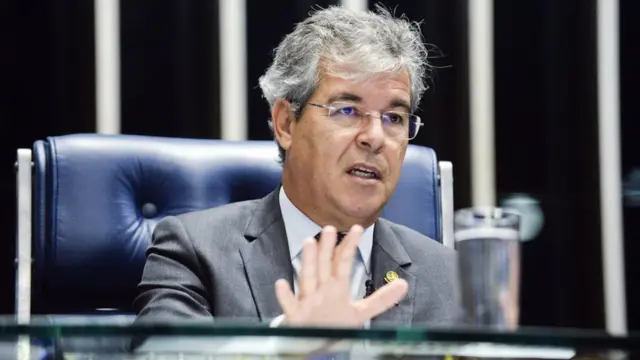 O senador Jorge Viana comanda sessão do Senado Federal no plenário