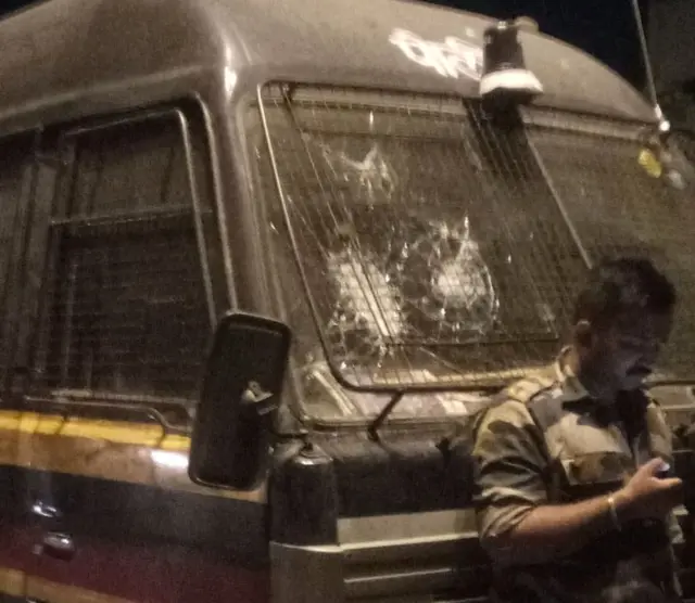 घटनेनंतर पोलिसांच्या वाहनांचीही तोडफोड करण्यात आली.