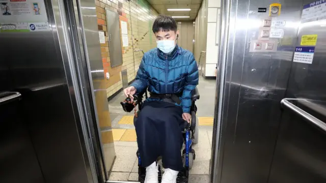 1급지체장애인 여동수씨가 지하철 역에서 승강기에 오르고 있다