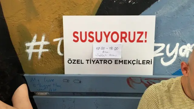 Tiyatrocular 'Susuyoruz' eyleminde soruları yanıtlamak için 17.00-18.00 arasında sohbet molası verdi.
