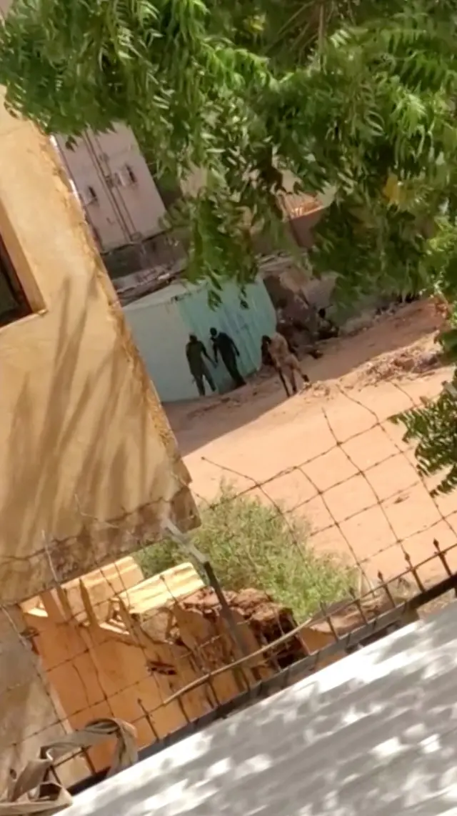 أفراد عسكريون في أحد شوارع العاصمة السودانية.