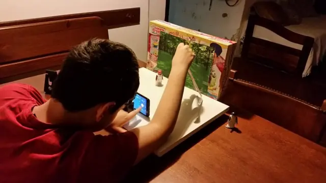 Juan grabando algo con un celular