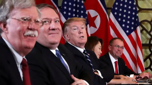 Cố vấn an ninh John Bolton (bìa trái) cũng tham gia cuộc hội đàm với Bắc Hàn cùng ông Trump hôm 28/2