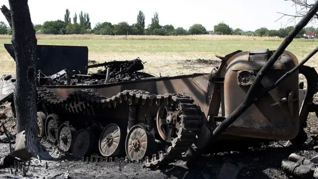 Залишки техніки на околицях Іловайська