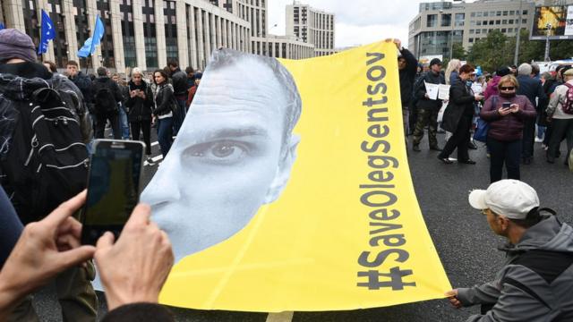 Плакат с Сенцовым на митинге в Москве