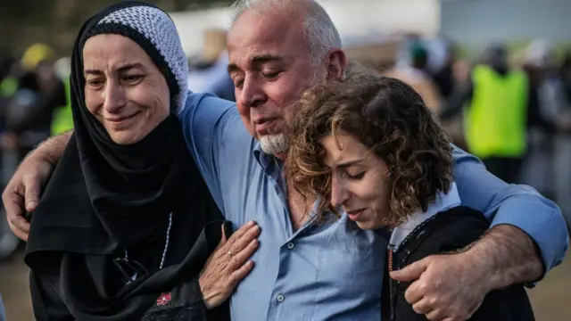 ثلاثة من المعزين في توديع جثامين ضحايا الهجوم الإرهابي