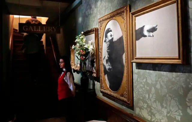 Banksy'nin bir protestocuyu çiçek atarken gösteren ünlü 'Rage, Flower Thrower' (Öfke, Çiçek Atıcı) resmi de otelin lobisinde yer buluyor. Bu ünlü duvar resmi Kudüs'te ortaya çıkmıştı.