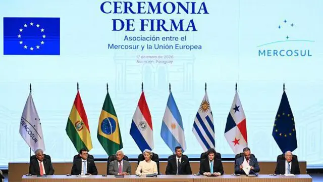  o presidente do Panamá, José Raúl Mulino; o presidente da Bolívia, Rodrigo Paz; o presidente do Conselho Europeu, António Costa; a presidente da Comissão Europeia, Ursula von der Leyen; o presidente do Paraguai, Santiago Peña; o presidente da Argentina, Javier Milei; o presidente do Uruguai, Yamandu Orsi; e o ministro das Relações Exteriores do Brasil, Mauro Vieira, participam da cerimônia de assinatura do acordo comercial entre a União Europeia e o Mercosul