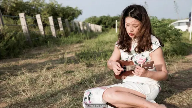 张夏翡移步到播音墙塔楼外的草坪上，演唱了几首过去给士兵们唱的歌曲。