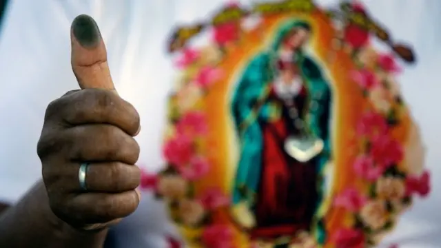 Una mujer muestra su pulgar manchado de tinta tras votar en las elecciones generales en Managua, el 7 de noviembre de 2021.
