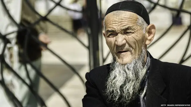 ਦਾੜ੍ਹੀ ਉੱਪਰ ਲੱਗੀ ਪਾਬੰਦੀ ਸਰਕਾਰੀ ਮੌਲਵੀਆਂ ਅਤੇ ਬਜ਼ੁਰਗਾਂ ਉੱਪਰ ਨਹੀਂ ਹੁੰਦੀ ਕਿਉਂਕਿ ਸਰਕਾਰ ਮੰਨਦੀ ਹੈ ਕਿ ਇਨ੍ਹਾਂ ਦਾ ਕੱਟੜ ਹੋਣ ਦਾ ਸਮਾਂ ਹੁਣ ਨਹੀਂ।