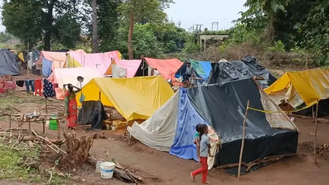 सोमनपल्लीचे रहिवासी महिनाभराहून अधिक काळ गाव सोडून महामार्गालगत जंगलात राहात आहेत.