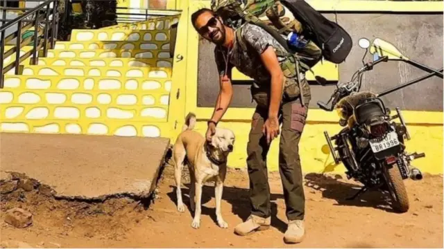 ఒక బ్యాక్‌ప్యాక్ మాత్రం పట్టుకుని పాదయాత్రకు సిద్ధం అవుతారు యతి