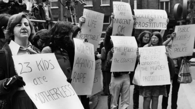 Mujeres protestan contra el sexismo de la investigación policial.