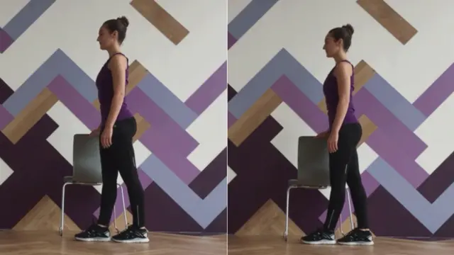 Mujer mostrando cómo hacer ciertos ejercicios