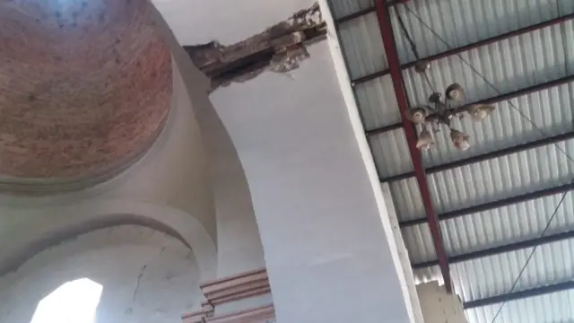 Arco dañado de la iglesia