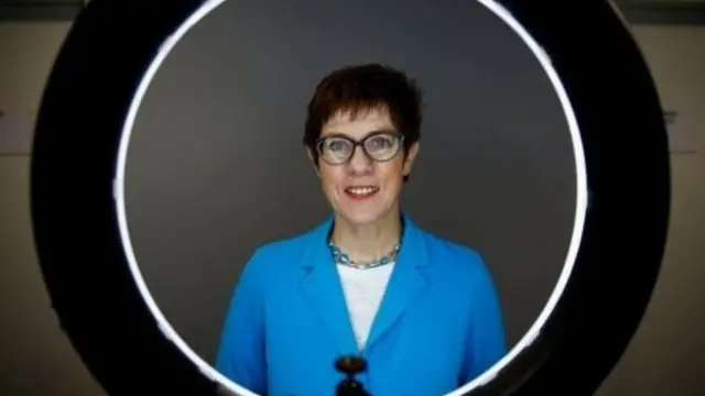 أنيغريت كرامب كارينباور خليفة ميركل الأولى