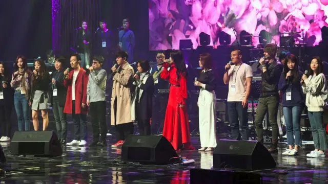 คิม จอง อึน ชมการแสดงของนักร้องจากเกาหลีใต้