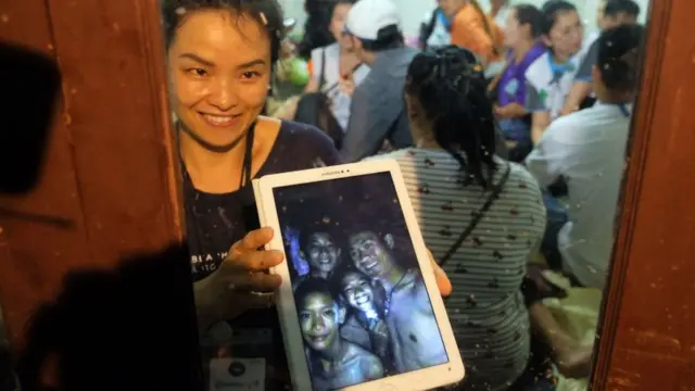 Батьки дітей біля рятувального табору. Їм показали відео з хлопчиками