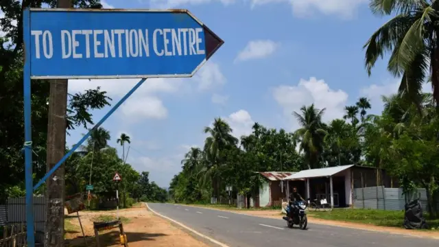 আটক শিবিরগুলিতে একটা সময়ে প্রায় দুহাজার মানুষ বন্দী ছিলেন, এখন যদিও আটক ব্যক্তির সংখ্যা দুশোর নিচে নেমে এসেছে