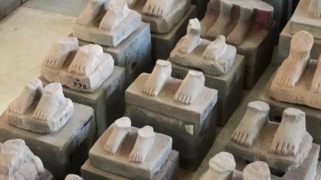 လုယက်သူတွေ ယူဆောင်တဲ့ ရုပ်တုတွေက ကျန်ခဲ့တဲ့ အောက်ခံခုံတွေ