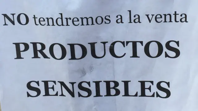 Un cartel en el que se lee "No tendremos a la venta productos sensibles"