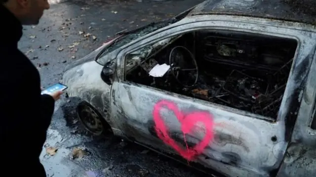 प्रदर्शन के दौरान कई गाड़ियां जला दी गईं