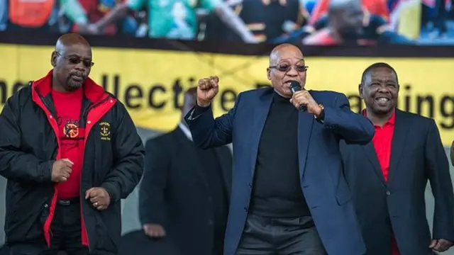 Zuma en compagnie de responsable du COSATU