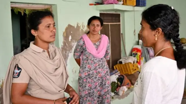 கணவனை இழந்து 4 மகள்களை படிக்க வைத்து அரசு வேலைக்கு அனுப்பிய பெண்