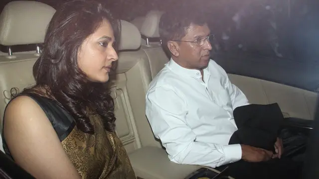 સચિન તેંદુલકરની વિદાપાર્ટીમાં પત્ની રાવી સાથે કિરણ મોરે