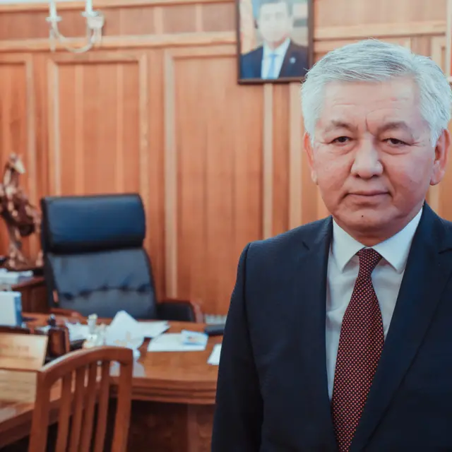 Иса Өмүркулов: Бул өзгөчө 2010-жылы 7-апрелден кийин катуу күчөдү. Көздү май басты. Шайлоонун тизмесин түзүү сыяктуу өтө маанилүү иштердин баары бир адамдын колунда калды