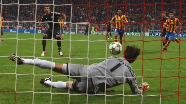 Alves le detiene un penalti a Mandzukic