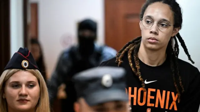 দুবারের অলিম্পিক সোনা জয়ী ব্রিটনি গ্রাইনারকে ১৭ই ফেব্রুয়ারি মস্কো বিমানবন্দরে মাদক বহনের অভিযোগে আটক করা হয়।