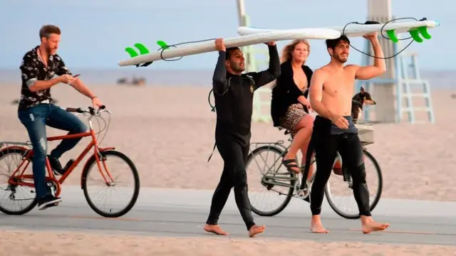Jóvenes sin mascarillas en una playa en Estados Unidos.