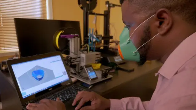 Mayamiko Nkoloma concevant un masque à l'aide d'un logiciel de CAO.