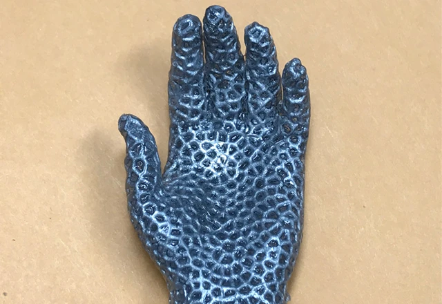 โลหะเหลวในโครงสร้างขัดสาน (Liquid metal lattice) ที่ทดลองทำขึ้นเป็นรูปมือหุ่นยนต์