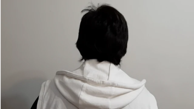 Zara menyembunyikan identitasnya dengan cara menghadap ke dinding untuk wawancara