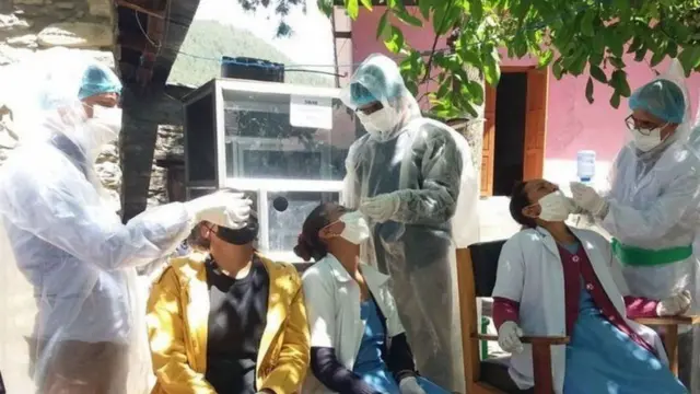 स्वाब सङ्कलन गरिँदै