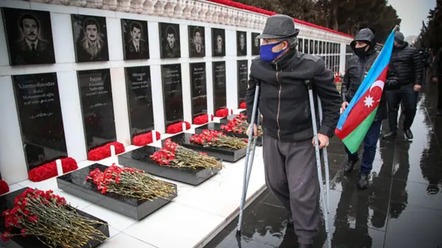 Şəhidlər Xiyabanında ziyarət edən kişi