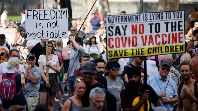 La plupart des personnes qui hésitent à se faire vacciner n'ont pas d'opinions antiscientifiques comme la petite minorité de manifestants anti-vaccins