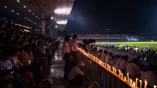 အန္တရာယ်ရှိအဆောက်အဦးလို့ သတ်မှတ်ထားတဲ့ အောင်ဆန်းဘောလုံးကွင်းမှာဘဲ ဘာသာပေါင်းစုံငြိမ်းချမ်းရေးဆုတောင်းပွဲကိုလည်းကျင်းပခဲ့ပါတယ်။