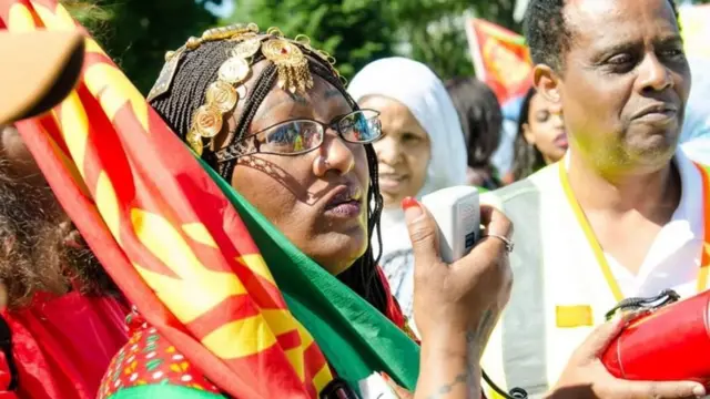 24 ግንቦት ኣብ ዋሽንግተን ኣብ ዝተኻየደ ሰልፊ ተቓውሞ ዝተሳተፈት ሰበይቲ