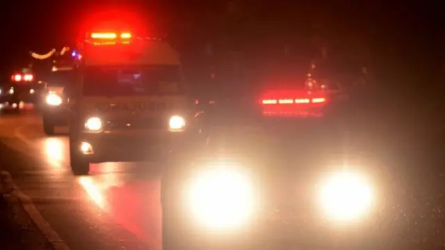 سيارات الإسعاف تنقل الأولاد الذين جرى إنقاذهم إلى مستشفى قريب في شمال تايلاند