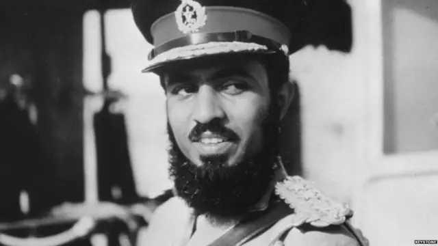 29 વર્ષની વયે તેઓ પોતાના પિતાને હઠાવીને રાજગાદી પર બેઠા હતા.