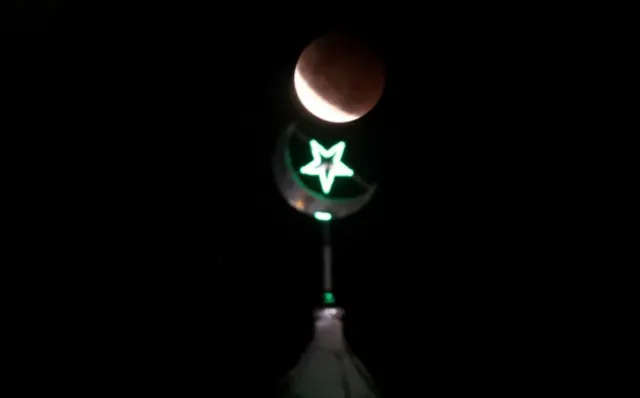 Eclipse lunar é observado sobre a cúpula da Mesquita Al Azhar em Jacarta, na Indonésia